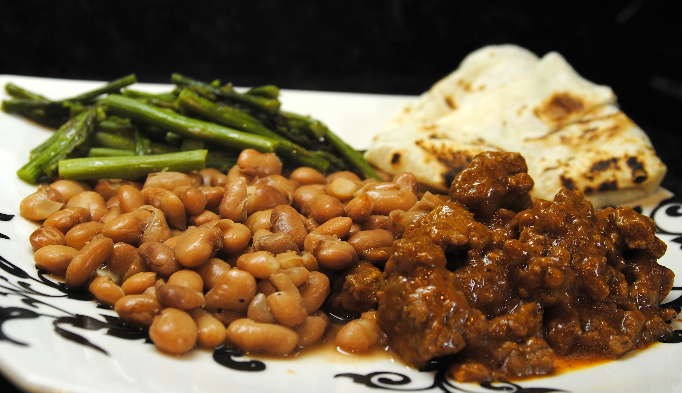 Red Chili with Hamburger, Asparagus, beans and torts!